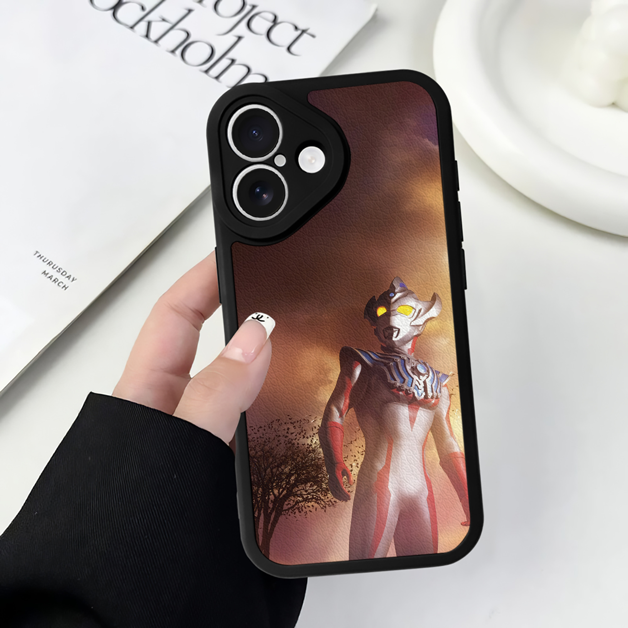 （画像用） ウルトラマン Ultraman 【iPhone 16シリーズ対応】シリコンスマホケース（レザー調） 材質：シリコン